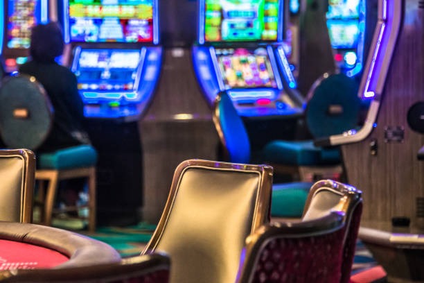 Live dealer table interface showing game type, bet limits, and player count on spy slot